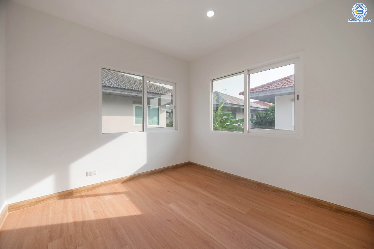 บ้านมือสองตกแต่งใหม่ จากแบรนด์Sansiri โครงการ คณาสิริ วัดพระเงิน หลังมุม ตกแต่งสไตล์โมเดิร์น เนื้อที่ 55.7 ตร.ว. ฟังก์ชัน 3 ห้องนอน 2 ห้องน้ำ 1 ห้องอเนกประสงค์ จอดรถได้ 2 คัน บนทำเลเดินทางสะดวก ใกล้รถไฟฟ้าสายสีม่วง "สถานีตลาดบางใหญ่" จุดขึ้นทางด่วน "ศรีรัช" และเซ็นทรัลเวสต์เกต